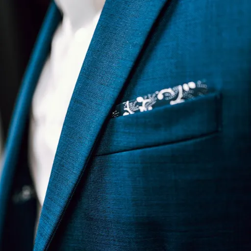 How to choose the right shoe color for grey pants: a guide for men passionate about fashion